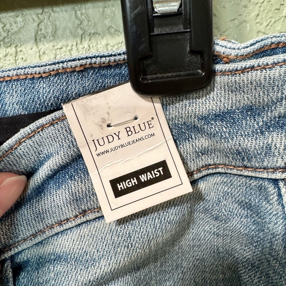 Judy Blue Distressed Straight Fit Jeans Size 28 NWT - Picture 3 of 5